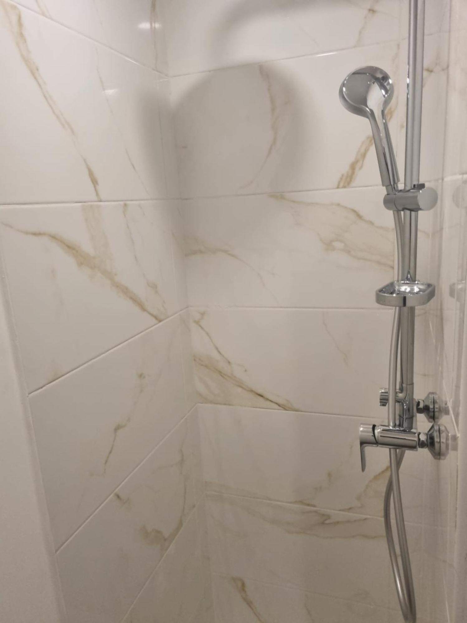 نيس Chambre Privative Renove 2024, Climatisation, Tramway Sur Place , 12 Min Centre, 16 Min Plage, Apercu Lateral Mer, 2 Wc Avec 2 Salle De Bain, Private Room Renovated 2024, Air-Conditioned , Tram On Spot, 2 Toilets And 2 Bathrooms المظهر الخارجي الصورة
